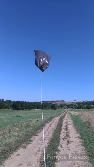 Repülő léggömb, alján egy telefon